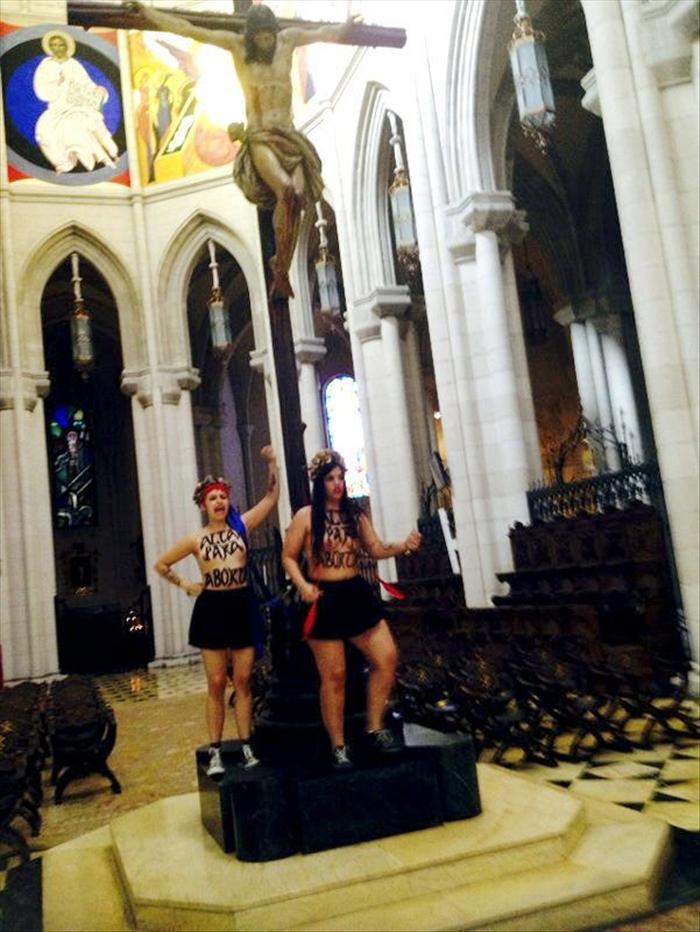 Activistas de Femen se encadenan a un crucifijo en la Catedral de la Almudena