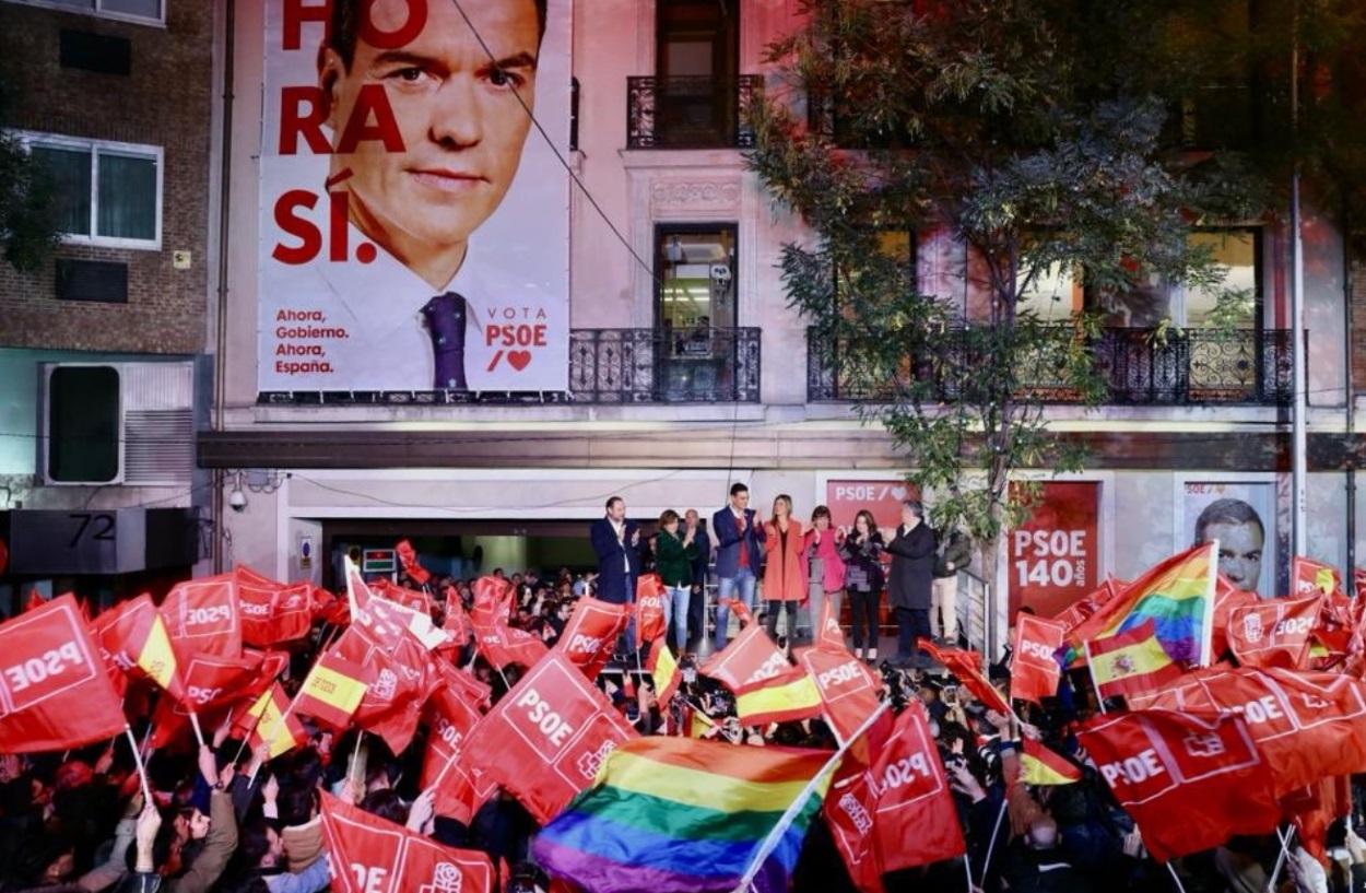 El PSOE celebra los resultados de las elecciones en Ferraz con Pedro Sánchez a la cabeza