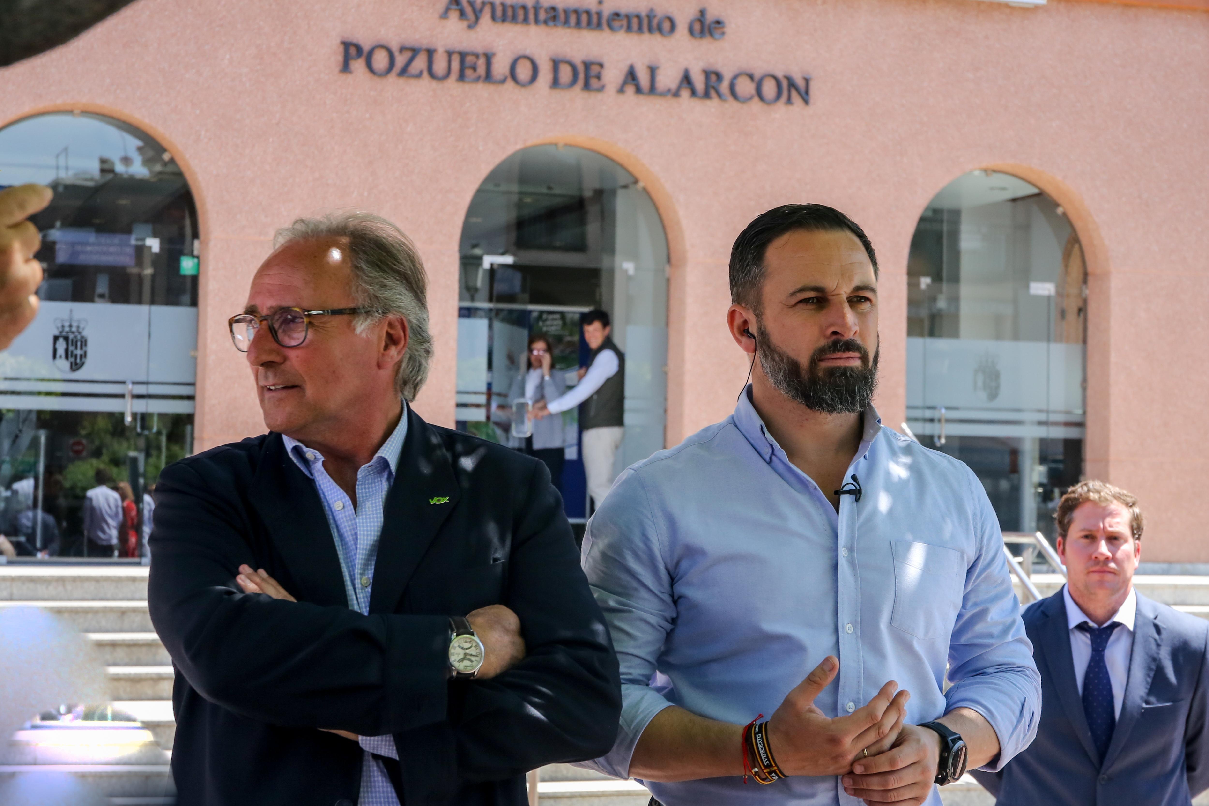 El diputado por Barcelona de VOX junto al presidente del partido Santiago Abascal durante un recorrido por Pozuelo de Alarcón 