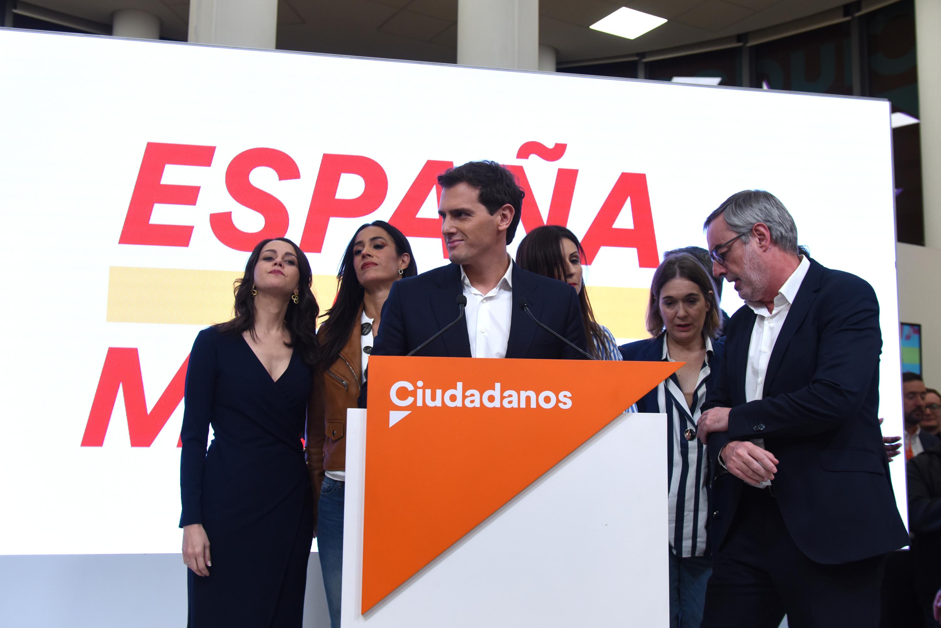 El líder de Ciudadanos Albert Rivera tras ofrecer declaraciones a los medios de comunicación y asumir los pésimos resultados de su partido en la sede de la formación naranja 