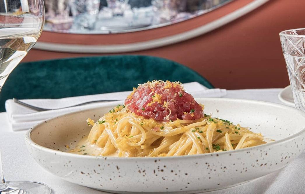 Espaguetti a la carbonara con tartar de atún rojo y botarga de mújol