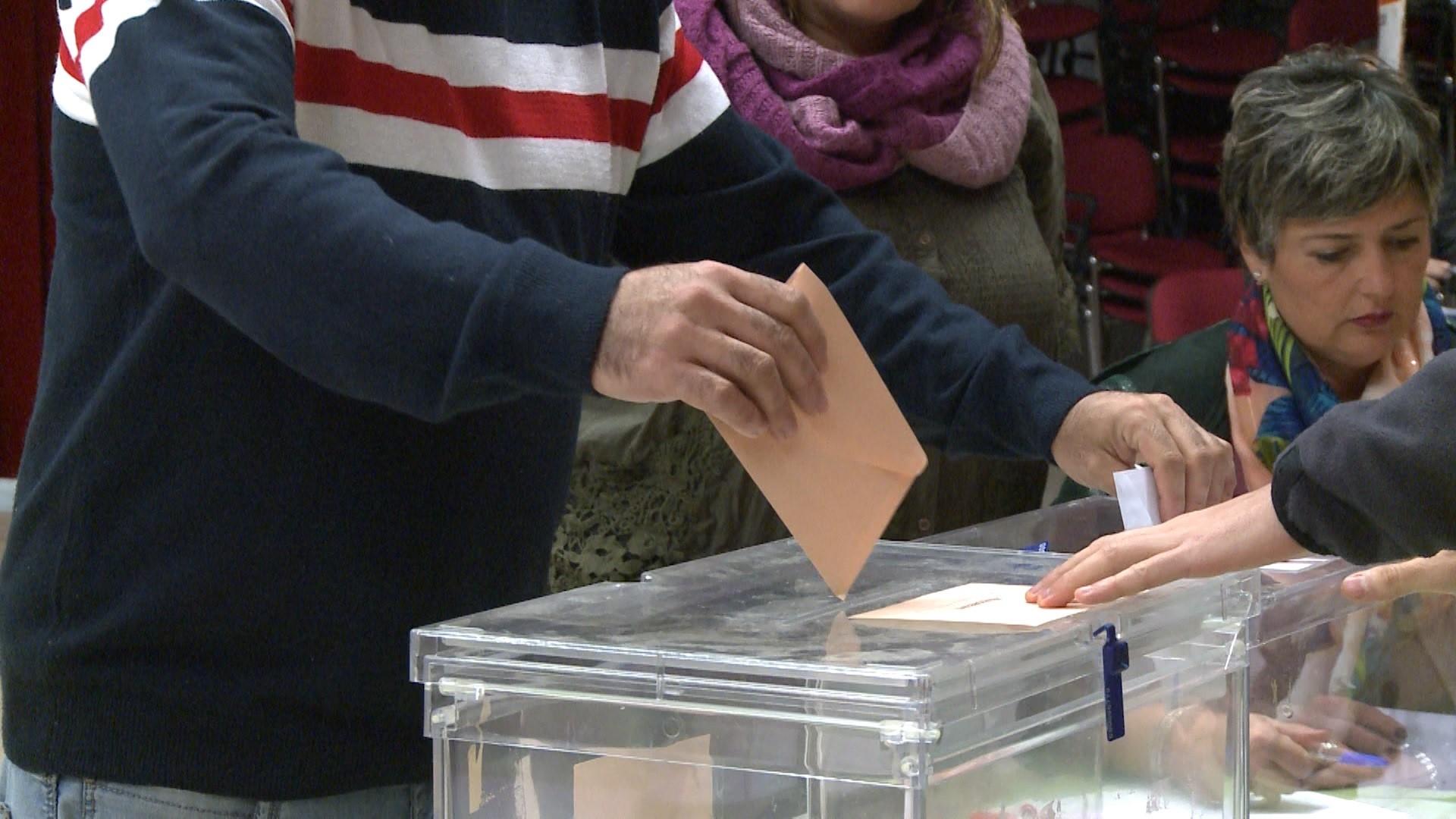 Un elector deposita su voto al Senado en una urna en un colegio electoral. Fuente: Europa Press.