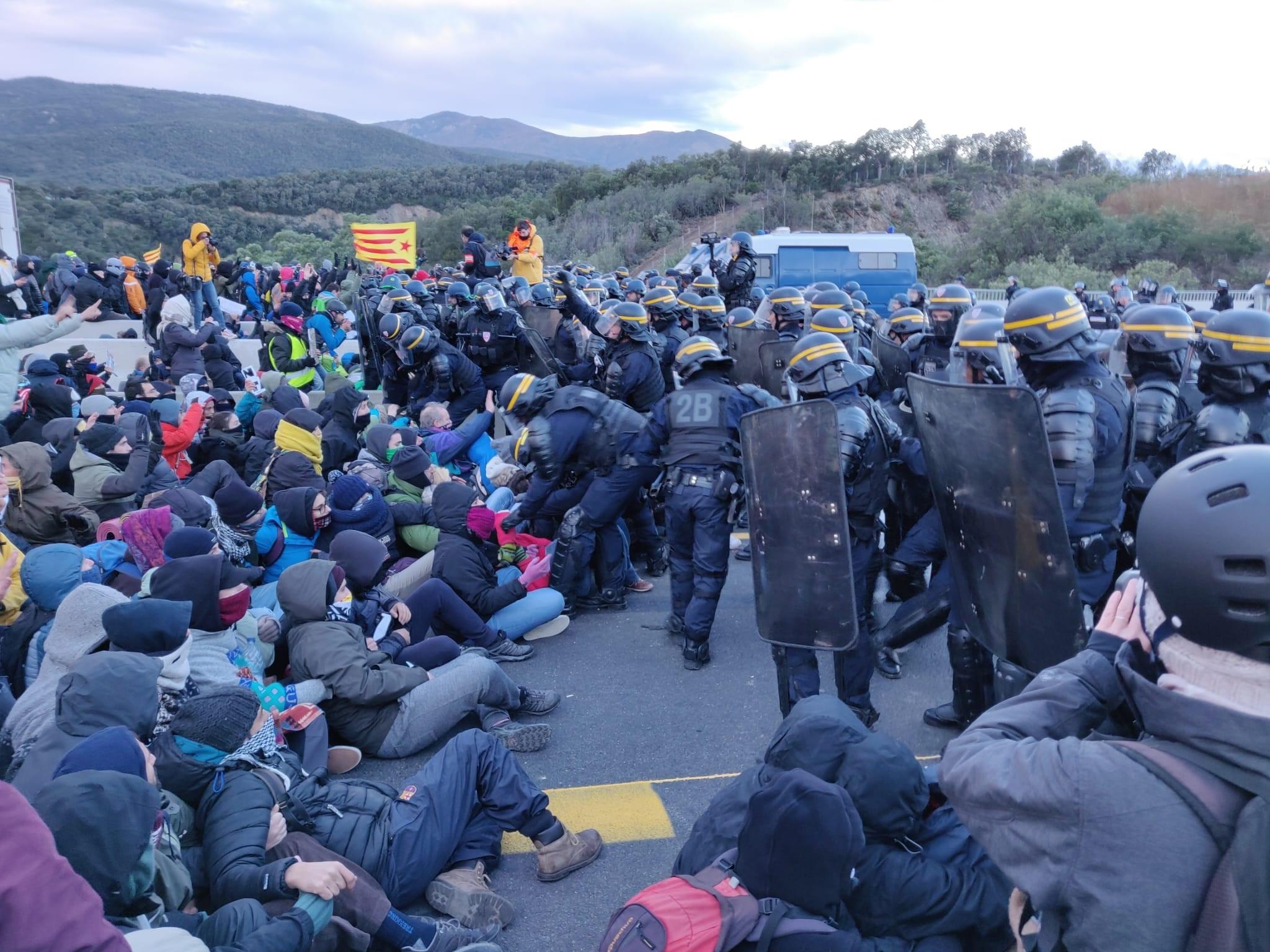 Empieza a desalojar a los manifestantes del Tsunami Democràtic que bloquean la frontera con Francia
