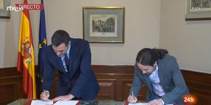 Momento de la firma de Pedro Sánchez y Pablo Iglesias del acuerdo. Fuente: RTVE.