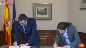 Momento de la firma de Pedro Sánchez y Pablo Iglesias del acuerdo. Fuente: RTVE.