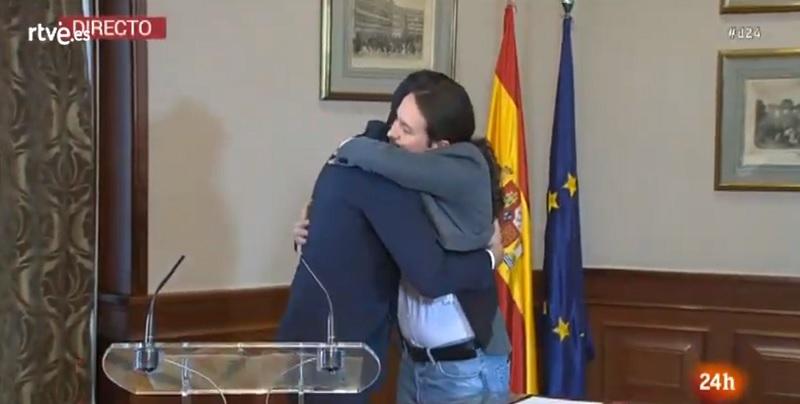 Abrazo entre Sánchez e Iglesias. 