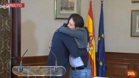 Abrazo entre Sánchez e Iglesias. 