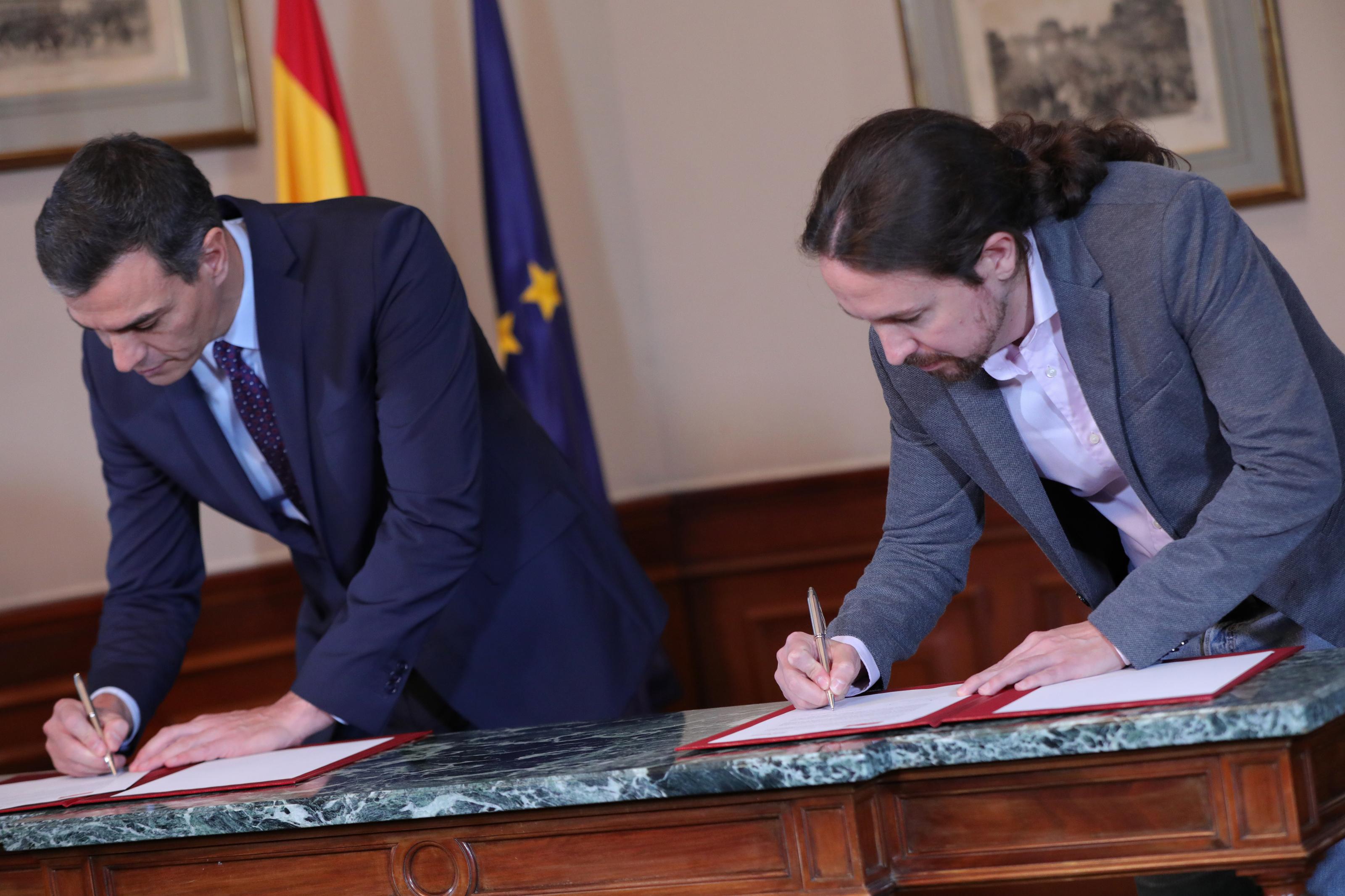 El presidente del Gobierno en funciones Pedro Sánchez y el líder de Podemos Pablo Iglesias en el Congreso de los Diputados firmando el principio de acuerdo para compartir un gobierno 