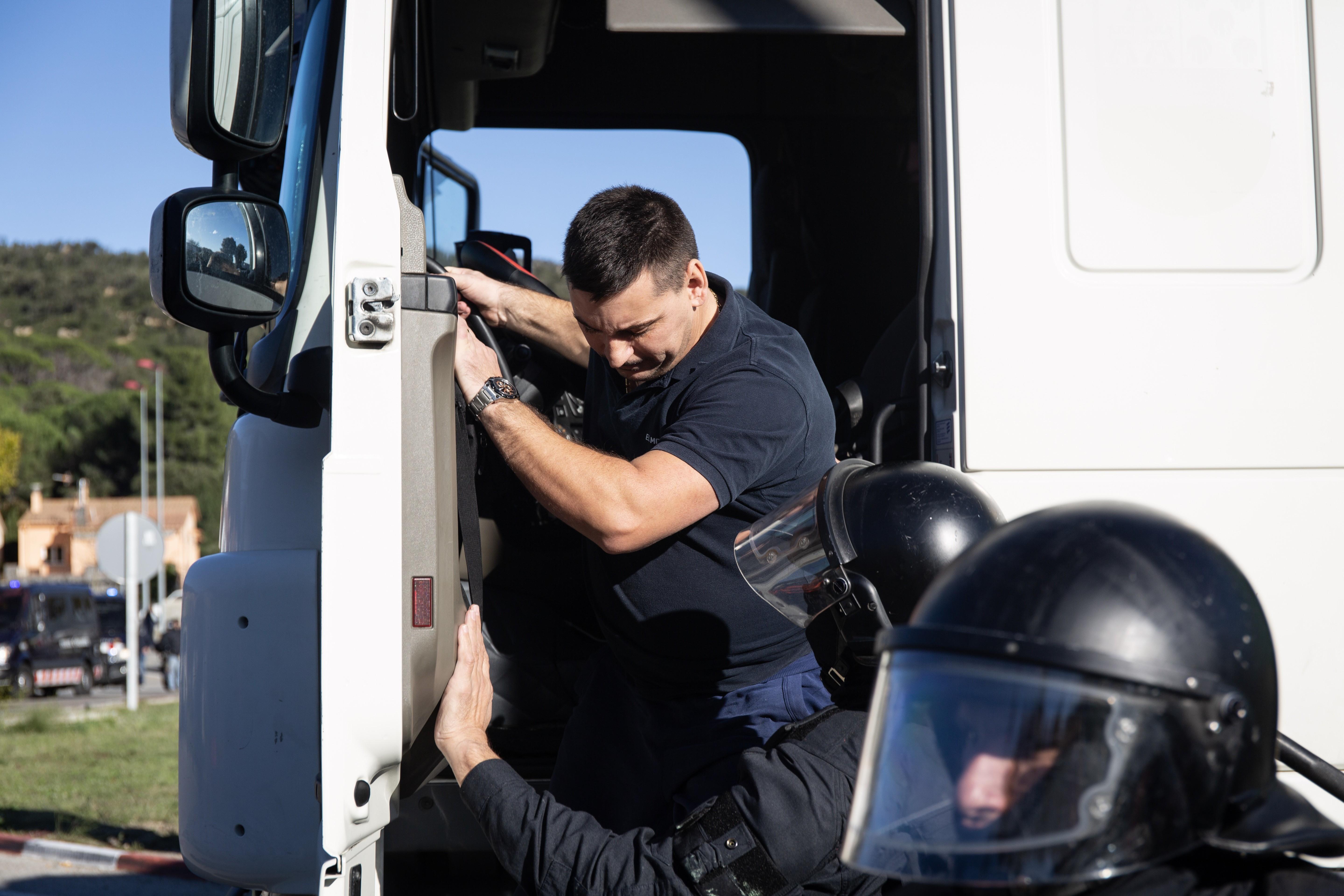 Mossos detienen a un camión tras acelerar ante manifestantes en La Jonquera (Girona)