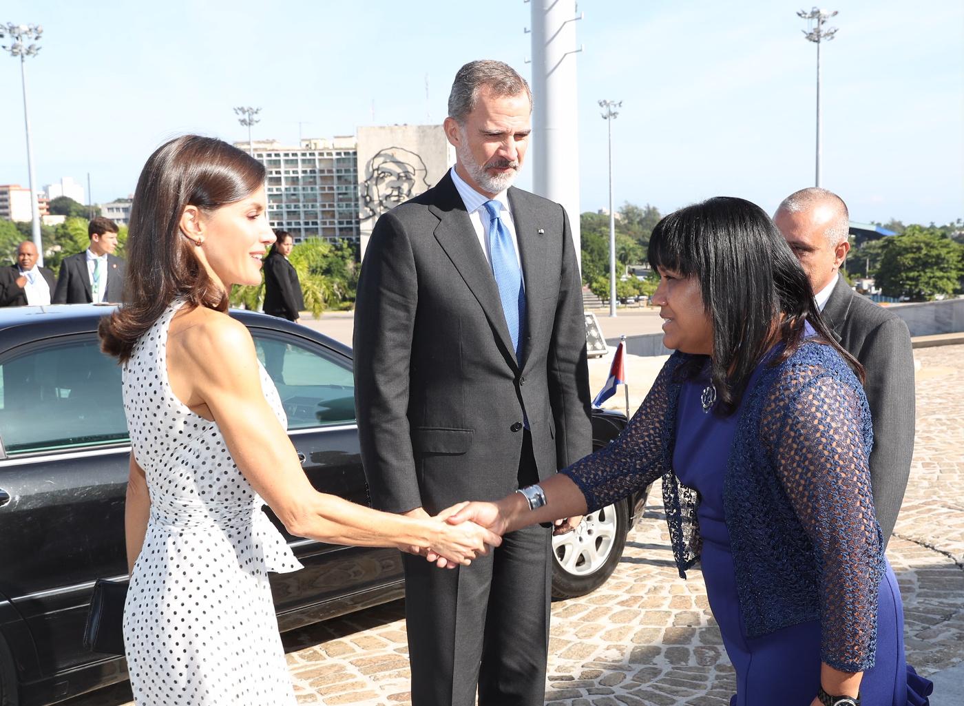 Felipe VI y Letizia en Cuba con el retrato de Ernesto 'Che' Guevara de fondo. Casa Real