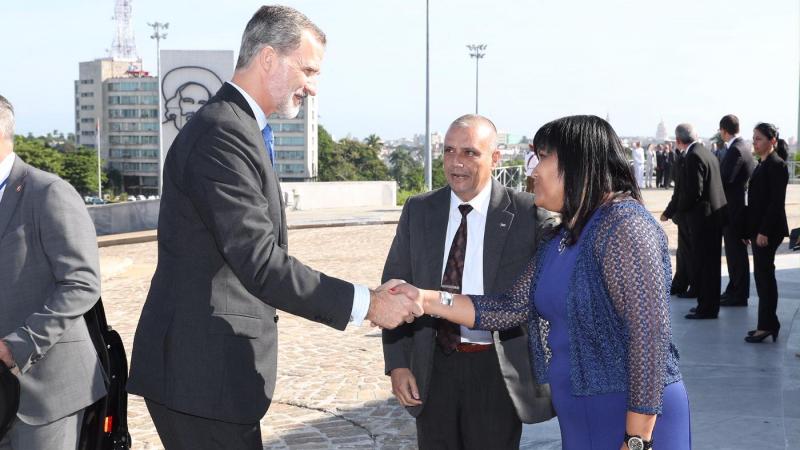 Felipe VI y Letizia en Cuba con el retrato de Camilo Cienfuegos de fondo. Casa Real