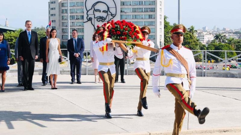 Los Reyes realizan la ceremonia de ofrenda floral a José Martí en La Habana. Casa Real