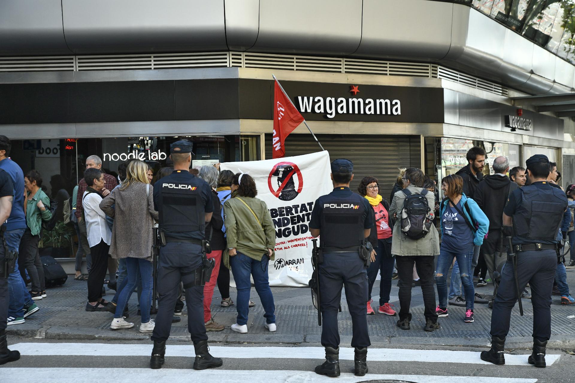 Manifestantes independentistas se concentran en la entrada de la Audiencia Nacional para dar apoyo a los siete miembros de los CDR. Fuente: EP.