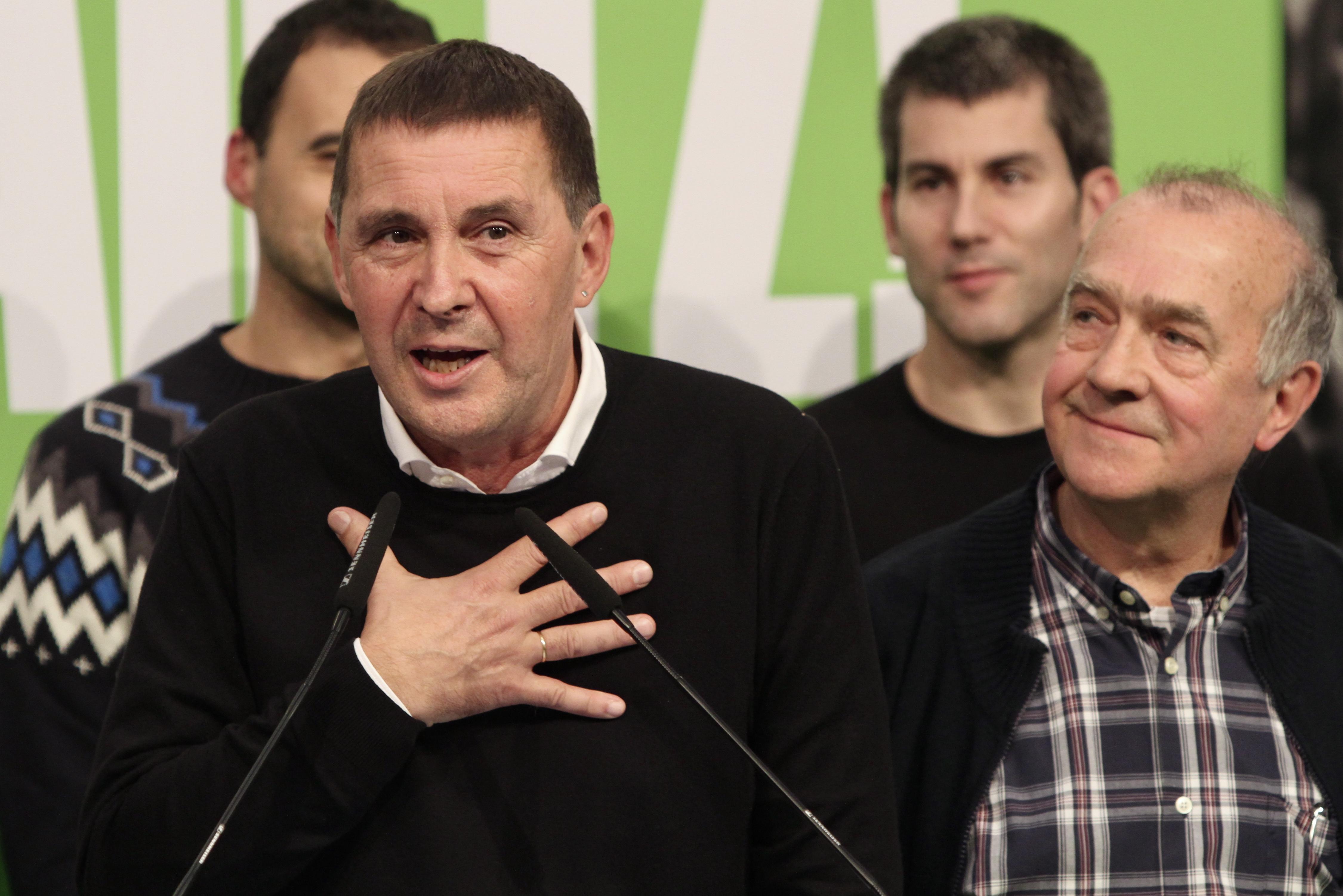 El secretario general de EH Bildu Arnaldo Otegi y el cabeza de lista de EH Bildu al Congreso por Álava Iñaki Ruiz de Pinedo en la sede del partido