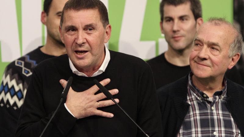 El secretario general de EH Bildu Arnaldo Otegi y el cabeza de lista de EH Bildu al Congreso por Álava Iñaki Ruiz de Pinedo en la sede del partido