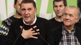 El secretario general de EH Bildu Arnaldo Otegi y el cabeza de lista de EH Bildu al Congreso por Álava Iñaki Ruiz de Pinedo en la sede del partido