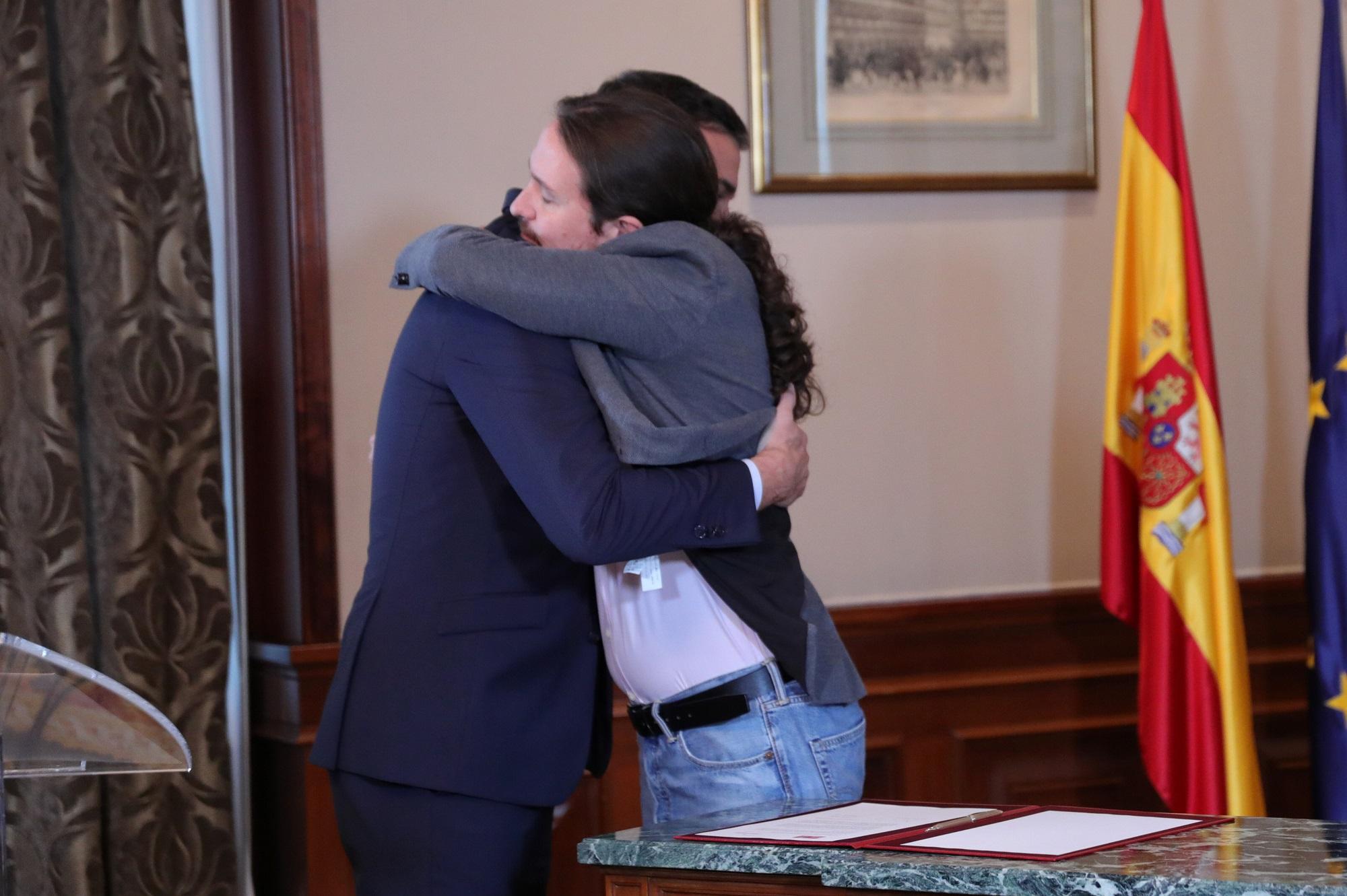 Pablo Iglesias y Pedro Sánchez se abrazan tras llegar a un acuerdo de Gobierno. Fuente: EP.