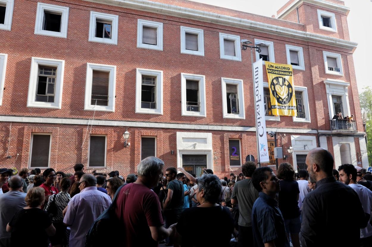 Un grupo de personas se concentra a las puertas del Centro Social Okupado, La Ingobernable, el mismo día en el que se ha convocado una rueda de prensa, para informar sobre su desalojo