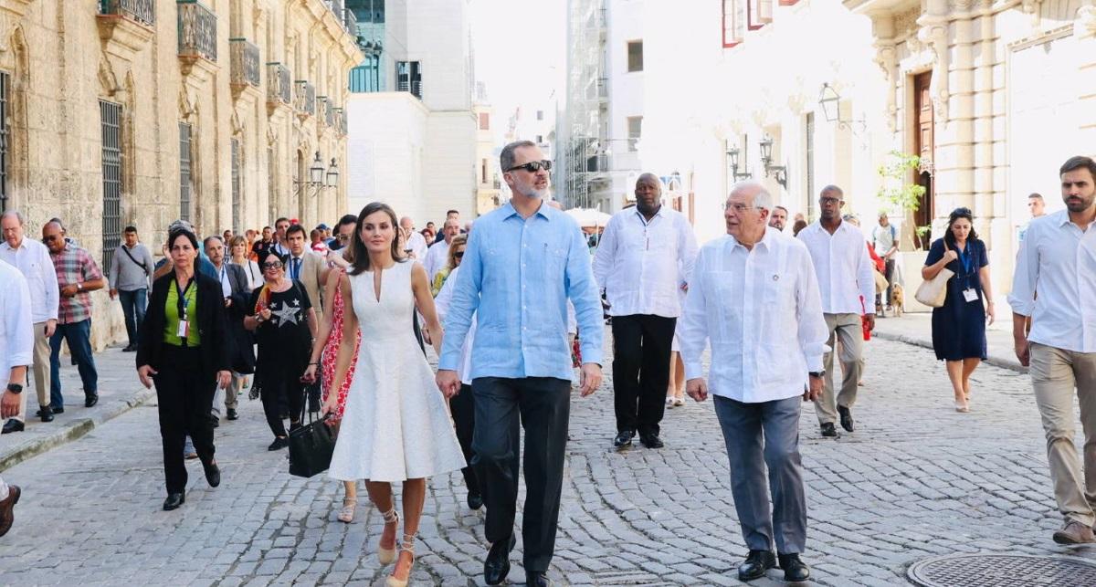 Los Reyes pasean por la Habana Vieja cogidos de la mano, junto al ministro de Exteriores de España. Casa Real