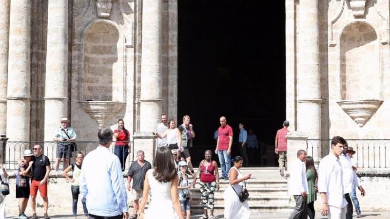 Felipe VI y Letizia ante la Catedral. Casa Real