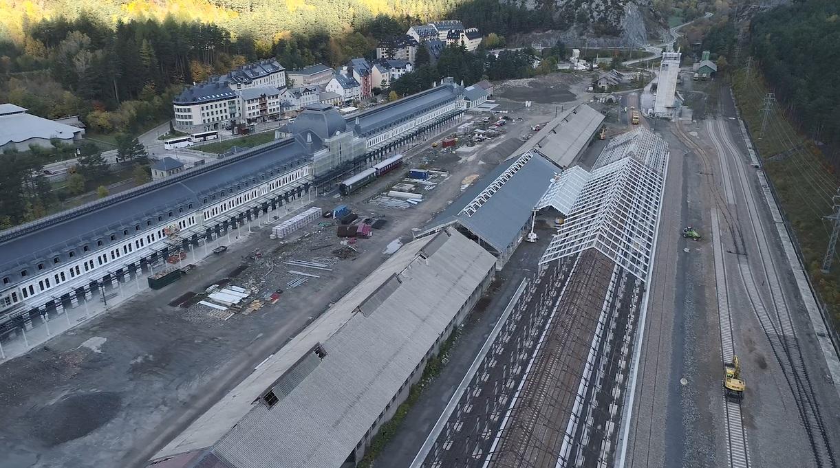 La estación de Canfranc, declarada Bien de Interés Cultural, fue inaugurada por Alfonso XIII en 1928 y es un símbolo de la historia ferroviaria de España