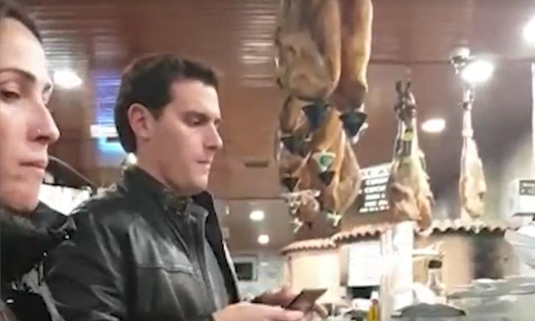 Malú y Albert Rivera en un bar en la A5. Sálvame, Telecinco