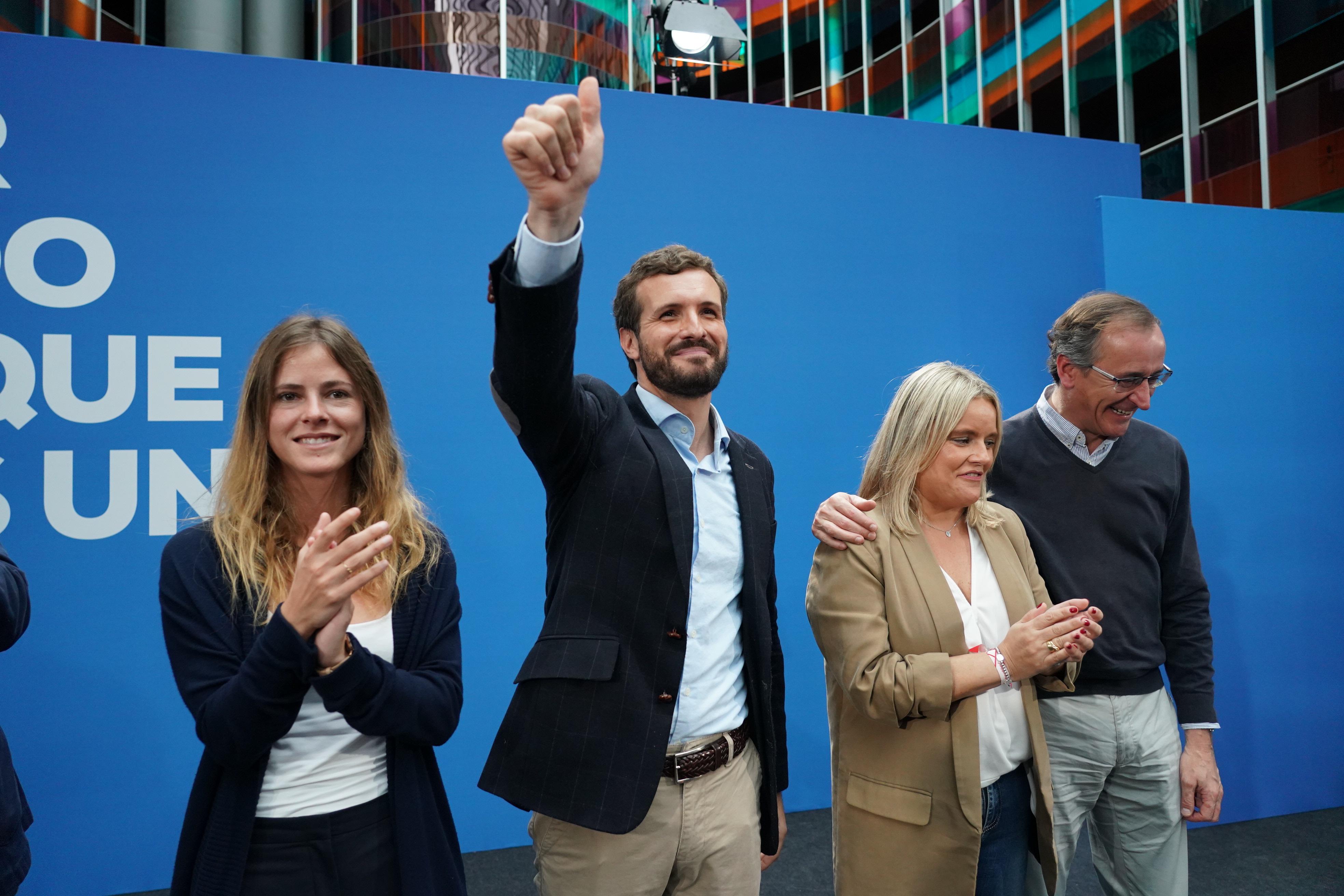 La cabeza de lista al Congreso del PP por Bizkaia Beatriz Fanjul juntoa al presidente del PP Pablo Casado y la cabeza de lista Mari Mar Blanco