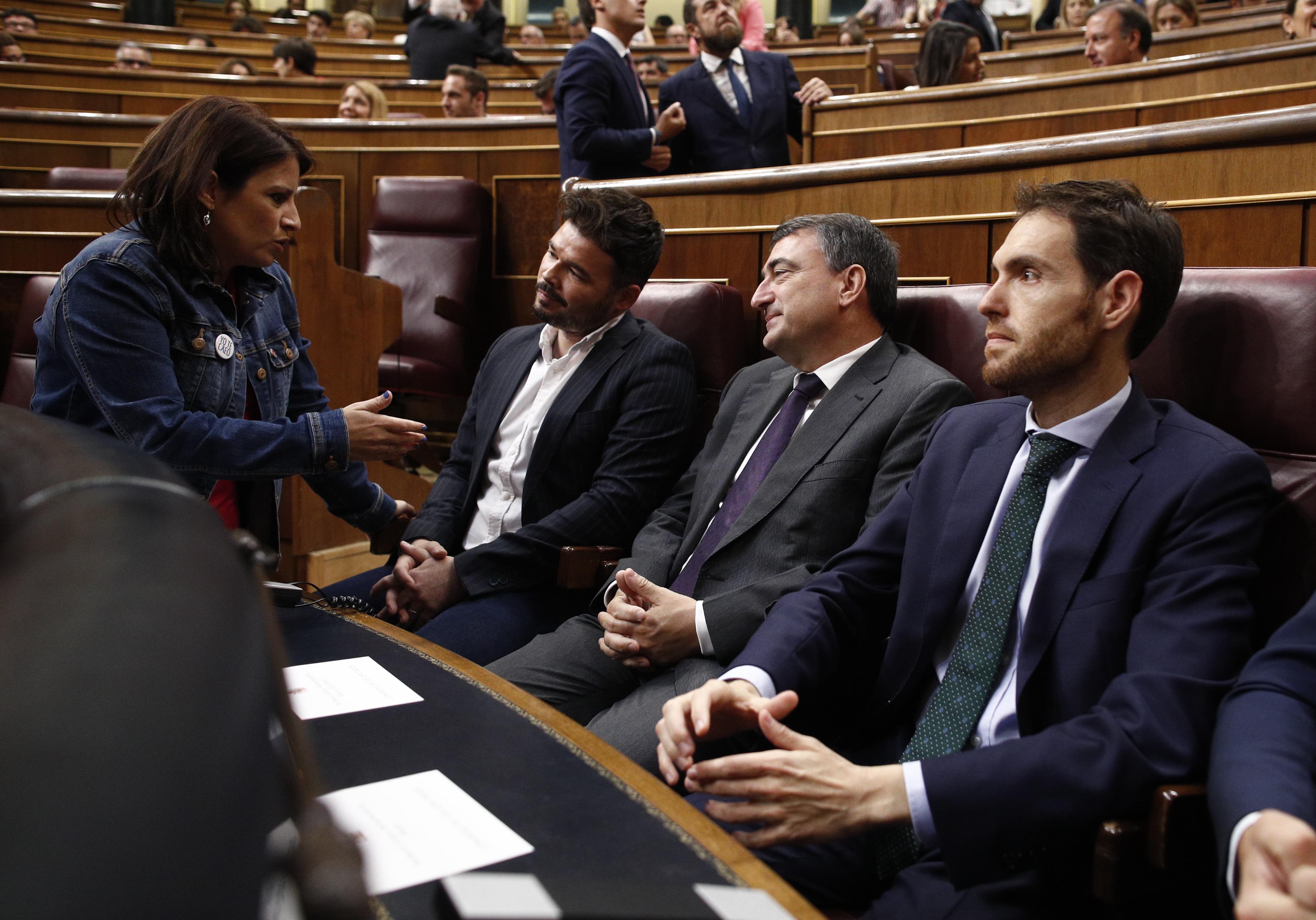 La portavoz y vicesecretaria general del PSOE Adriana Lastra habla con los portavoces de ERC y PNV Gabriel Rufián y Aitor Esteban  durante el homenaje que cada 27 de junio rinde la Cámara Baja a 