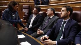 La portavoz y vicesecretaria general del PSOE Adriana Lastra habla con los portavoces de ERC y PNV Gabriel Rufián y Aitor Estebandurante el homenaje que cada 27 de junio rinde la Cámara Baja a