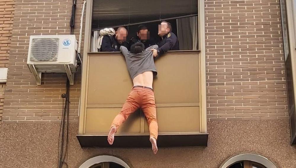 Un ciudadano chino intentan lanzarse por la ventana tras discutir con su mujer. La Sexta