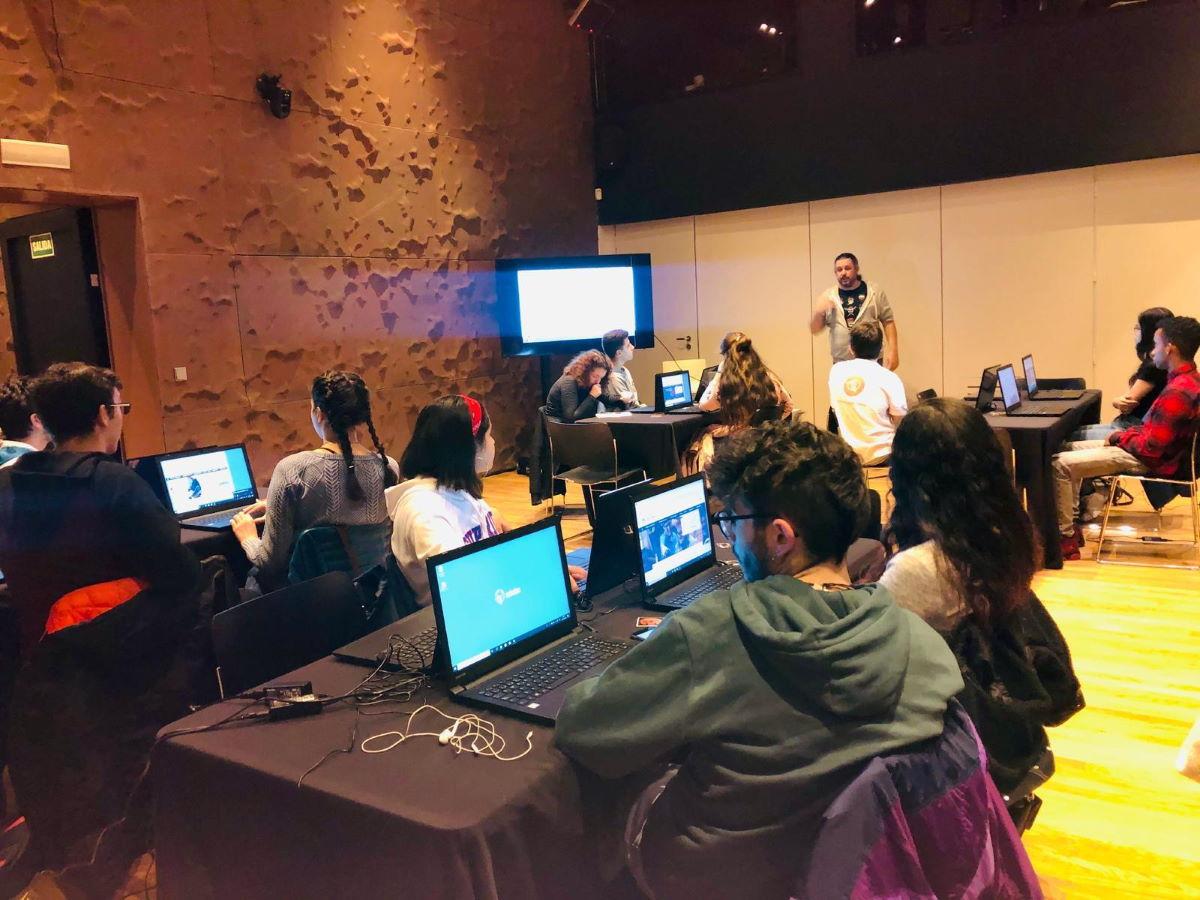 10 chicas y 10 chicos de entre los 15 y los 21 años participan en Madrid en el proyecto educativo Programando por la Paz, de la Fundación Scholas Occurrentes y Code.org, con el apoyo de “la Caixa” y el centro de formación KeepCoding