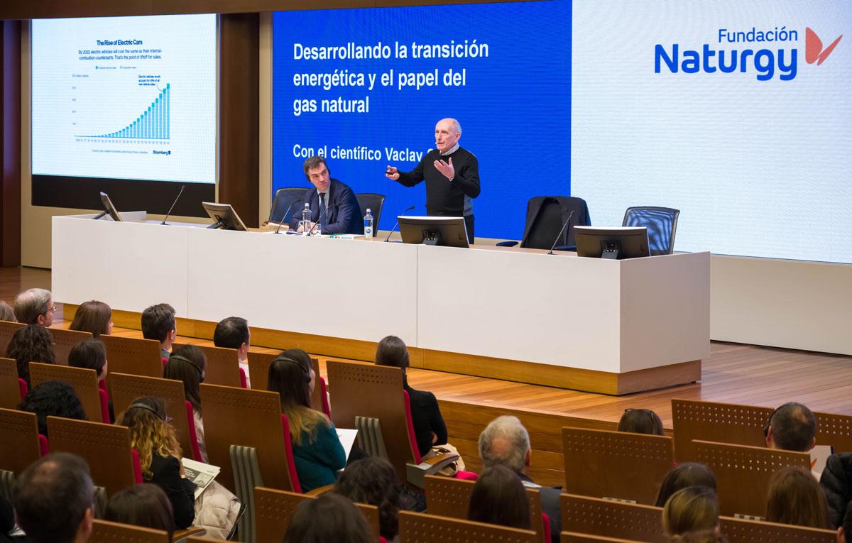El experto Vaclav Smil fue el protagonista de la última edición de ‘talkson’. Manuel Calvo, Director de Energía y Medio Ambiente de la Fundación Naturgy, le acompañó en la mesa e inauguró la sesión El experto Vaclav Smil fue el protagonista de la última edición de ‘talkson’. Manuel Calvo, Director de Energía y Medio Ambiente de la Fundación Naturgy, le acompañó en la mesa e inauguró la sesión