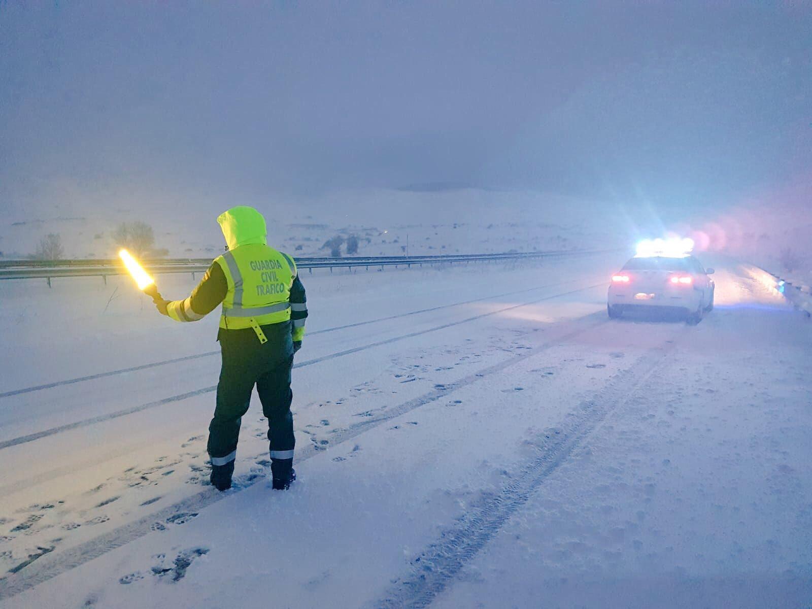 Las intensas nevadas han obligado a cerrar varias carreteras. Twitter