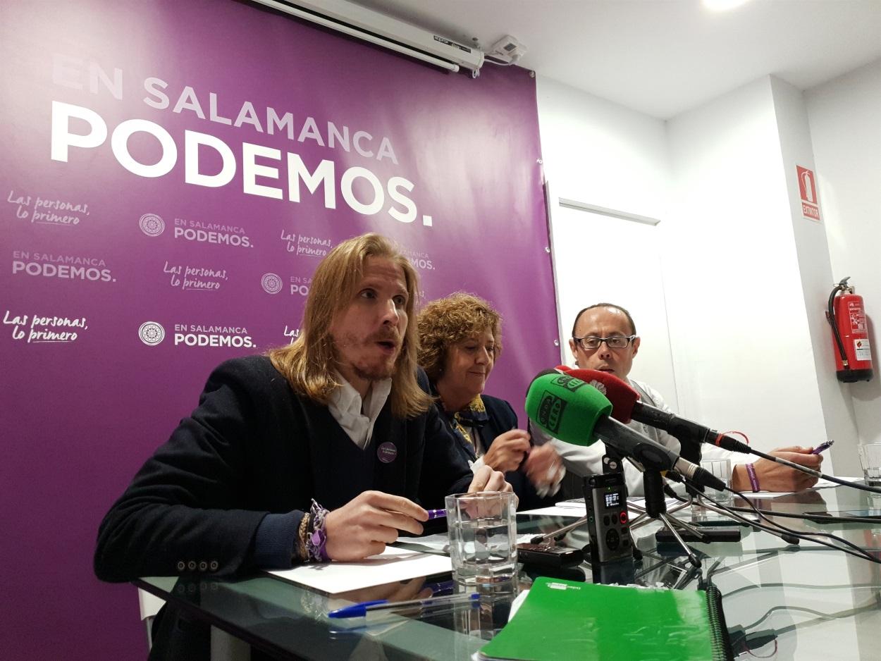 Pablo Fernández (i) en la sede de Podemos Salamanca
