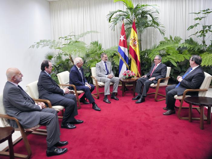 El Rey Felipe VI y Raúl Castro. Foto publicada por el diario Granma