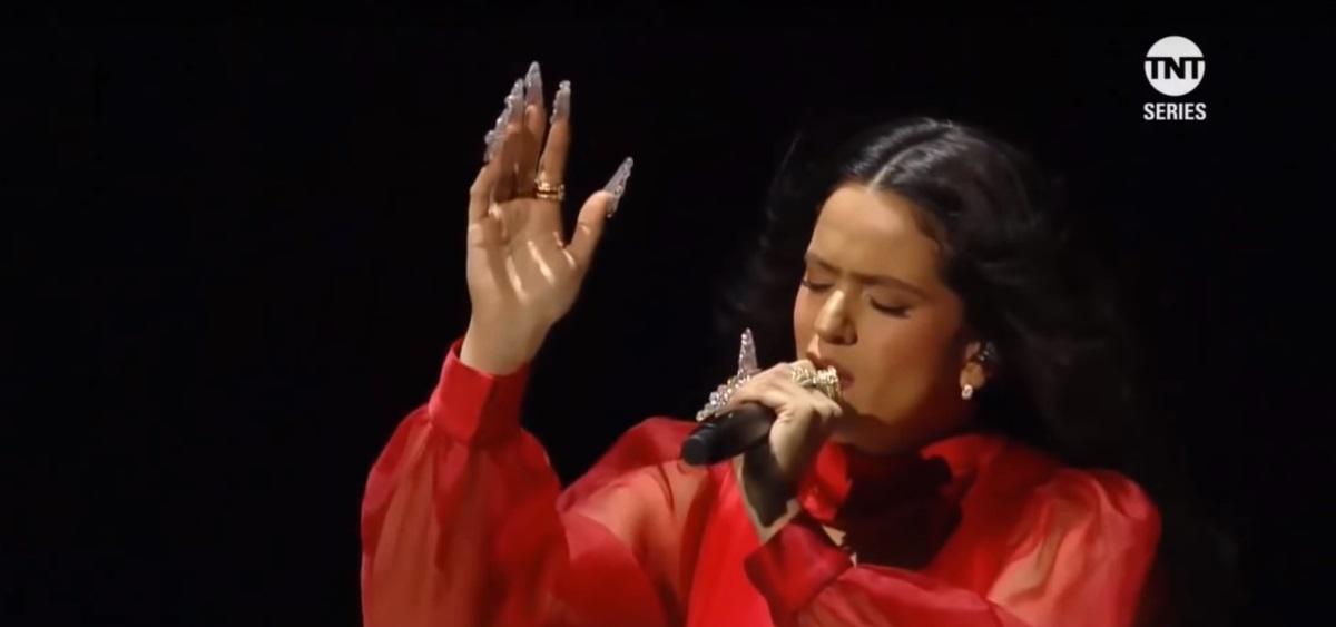 Rosalía actúa en los Grammy Latinos 2019
