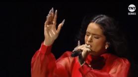 Rosalía actúa en los Grammy Latinos 2019