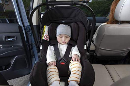 Un bebé sentado en su sillita de coche. Fuente: Amazon