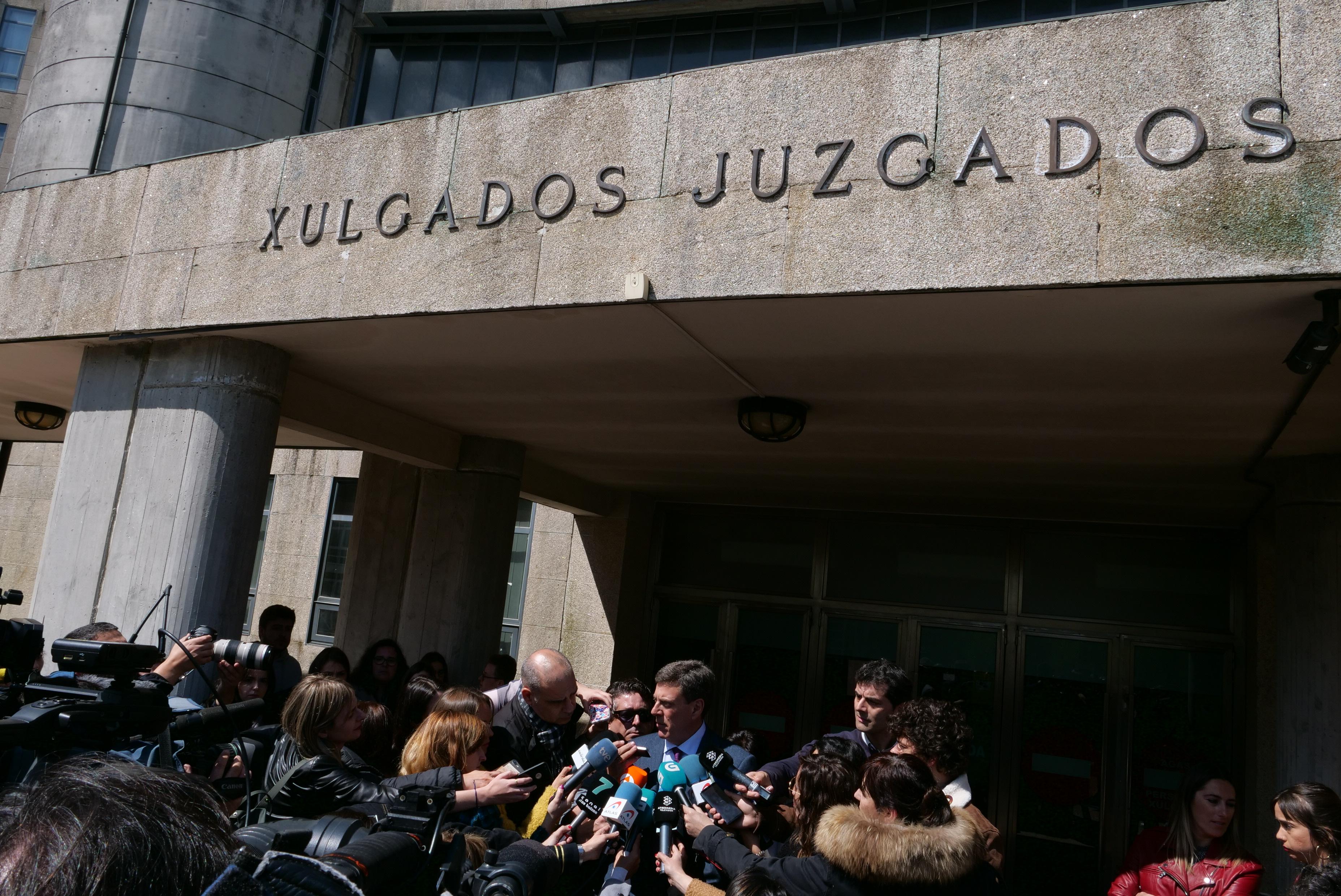 El padre de Diana Quer Juan Carlos Quer ofrece declaraciones a los medios de comunicación a la salida de la Audiencia Provincial de A Coruña. Fuente: EP.