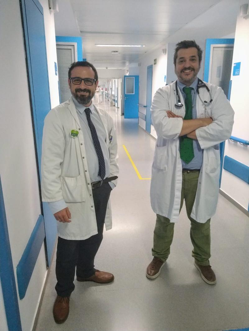 El Dr. Suárez (izda) con el Dr. Leopoldo Bárcena, geriatra del HUIE con quien atiende las fracturas de cadera en el hospital