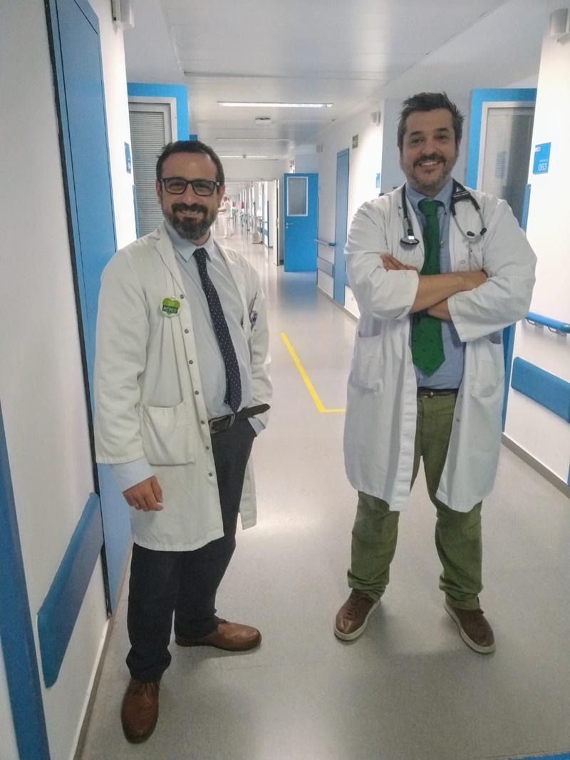 El Dr. Suárez (izda) con el Dr. Leopoldo Bárcena, geriatra del HUIE con quien atiende las fracturas de cadera en el hospital El Dr. Suárez (izda) con el Dr. Leopoldo Bárcena, geriatra del HUIE con quien atiende las fracturas de cadera en el hospital