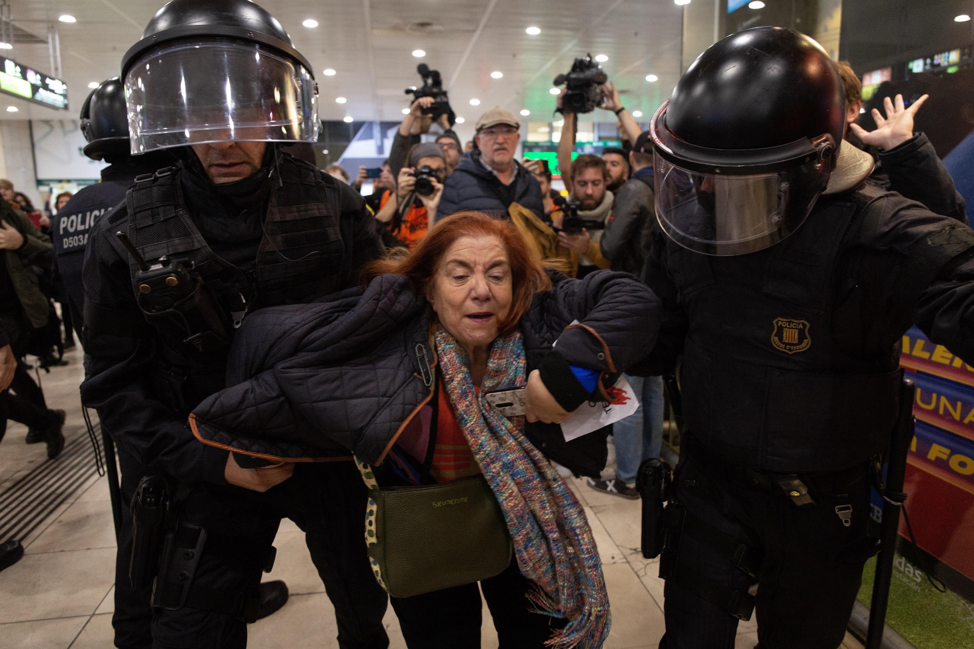 Los Mossos d'Esquadra sacan una a una a las personas que participan en la estación Barcelona Sants. Fuente: EP.