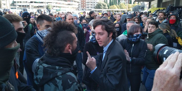 El pequeño Nicolás se enfrenta a los CDR en la estación de Sants