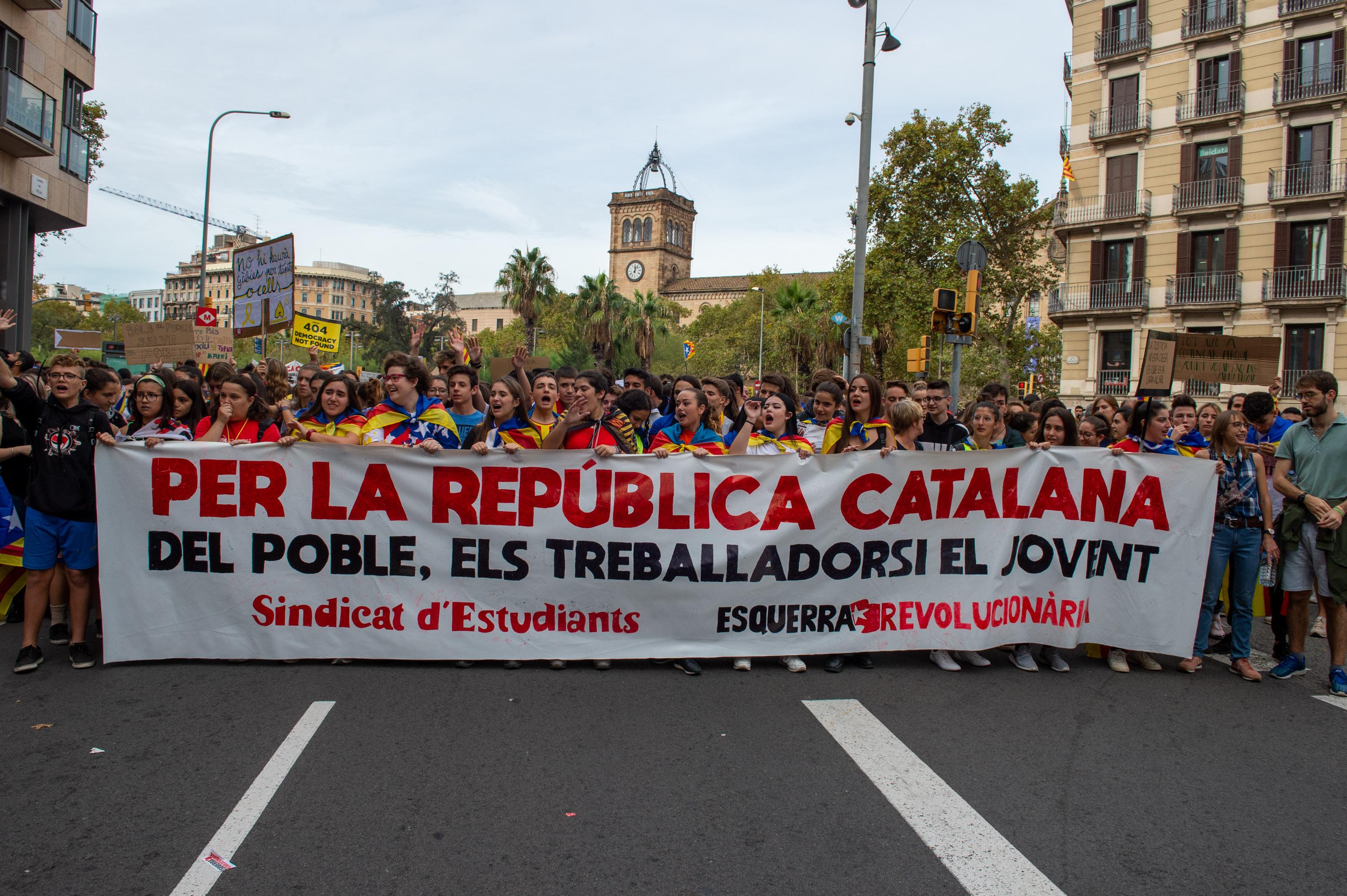 Cabecera de la manifestación estudiantil organizada en la Plaza de la Universidad de Barcelona dentro de los actos convocados con motivo de la huelga general en Catalunya en reacción a la sentencia del ‘procés’ en