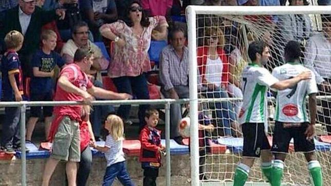 Los árbitros españoles pararán los partidos y clausurarán los estadios por gritos racistas