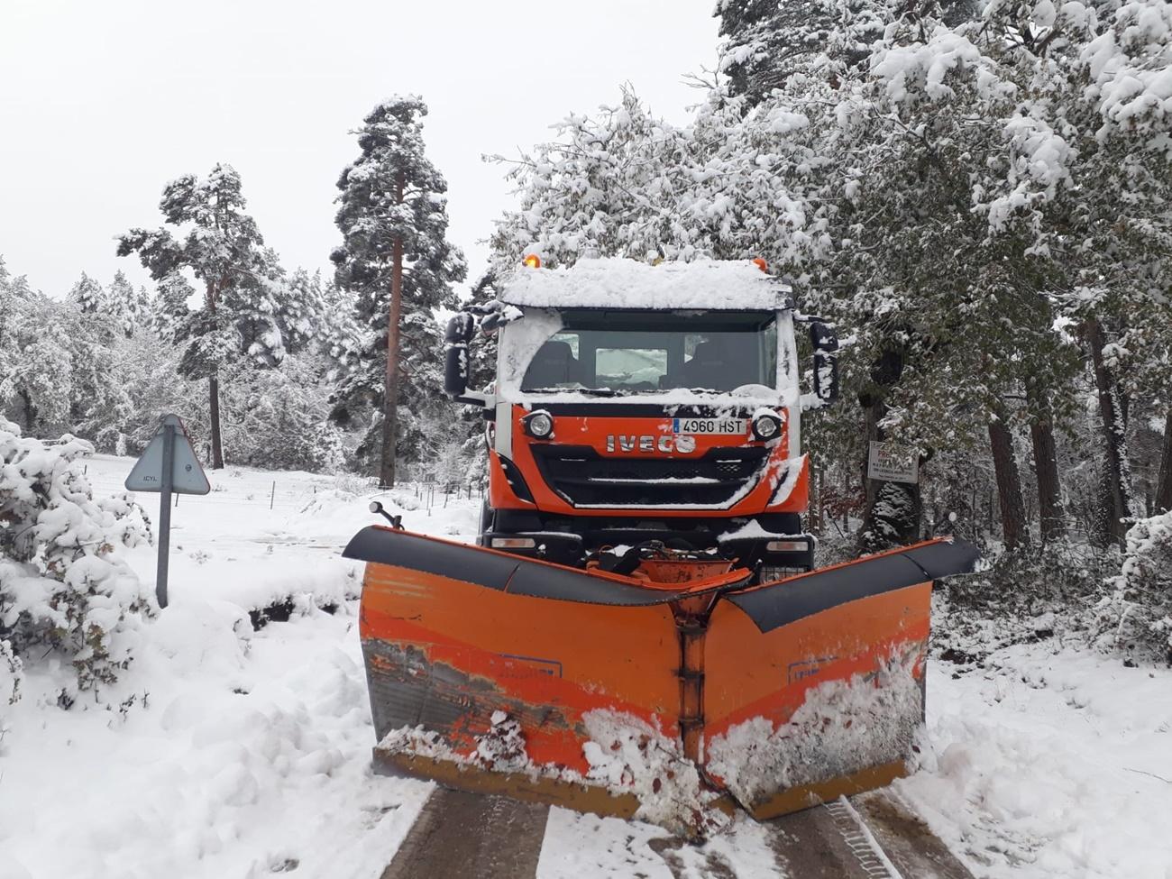 Una máquina quitanieves trabajando en una carretera