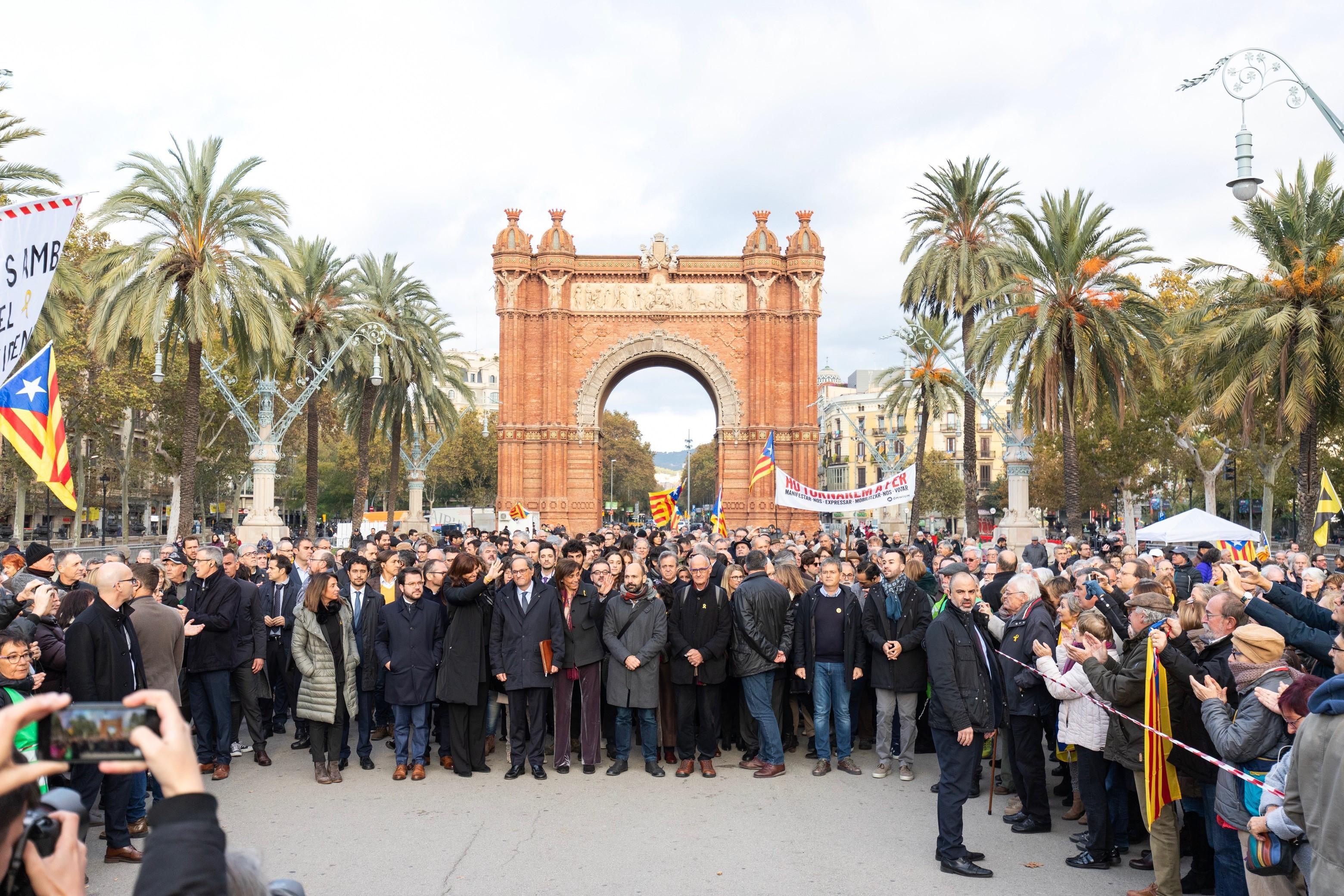Miembros del Govern posan junto al president de la Generalitat Quim Torra junto al Arc de Triomf durante el recorrido realizado hasta el Tribunal Superior de Justicia de Cataluña con 