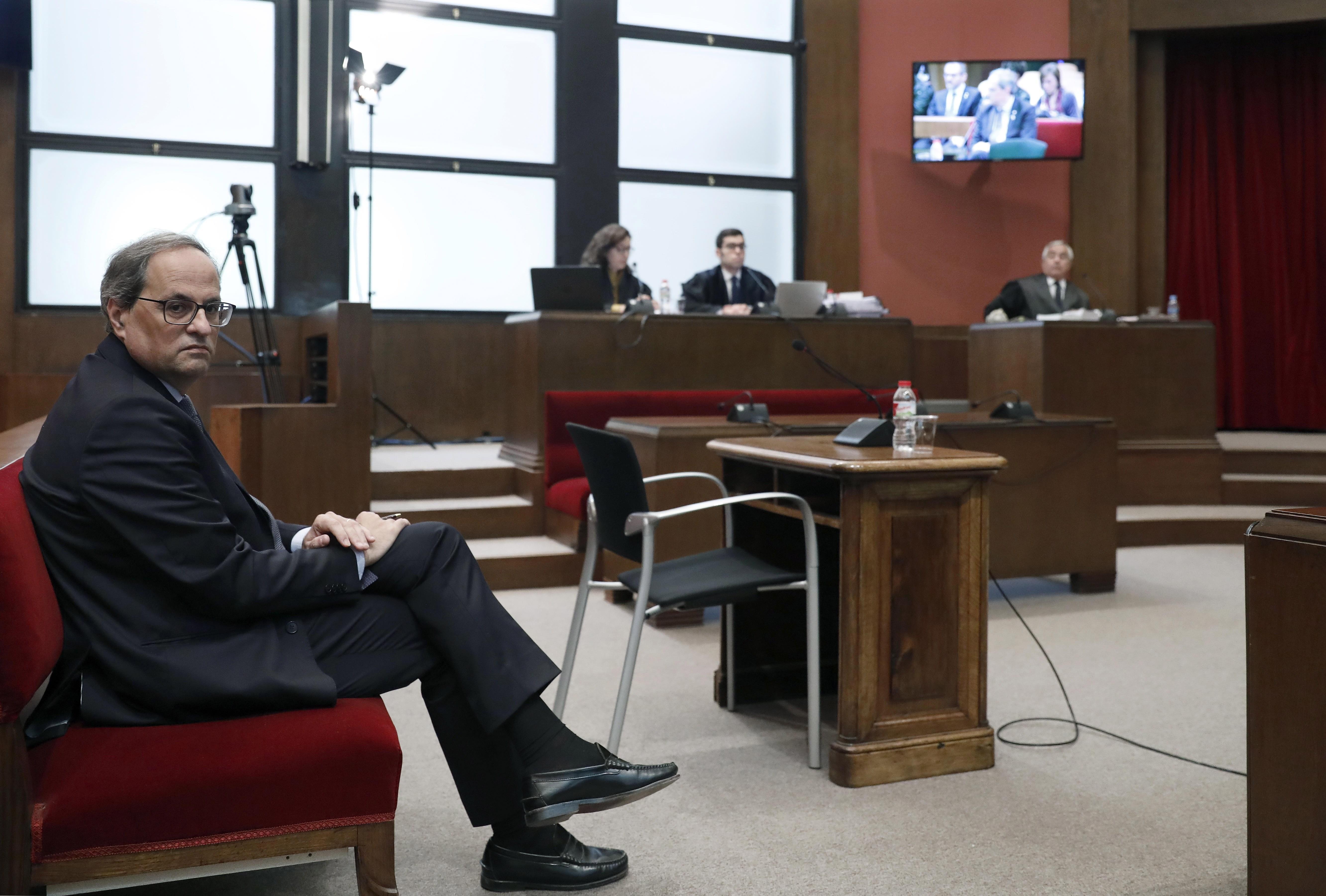 El president de la Generalitat Quim Torra en el banquillo del Tribunal Superior de Justicia de Cataluña donde ha sido citado para declarar por no retirar símbolos independentistas del