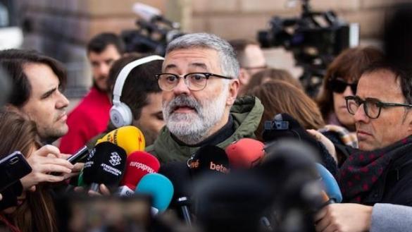 El portavoz de la CUP en el Parlament de Catalunya Carles Riera  atiende a los medios de comunicación a las puertas del Tribunal Superior de Justicia de Cataluña donde el president de