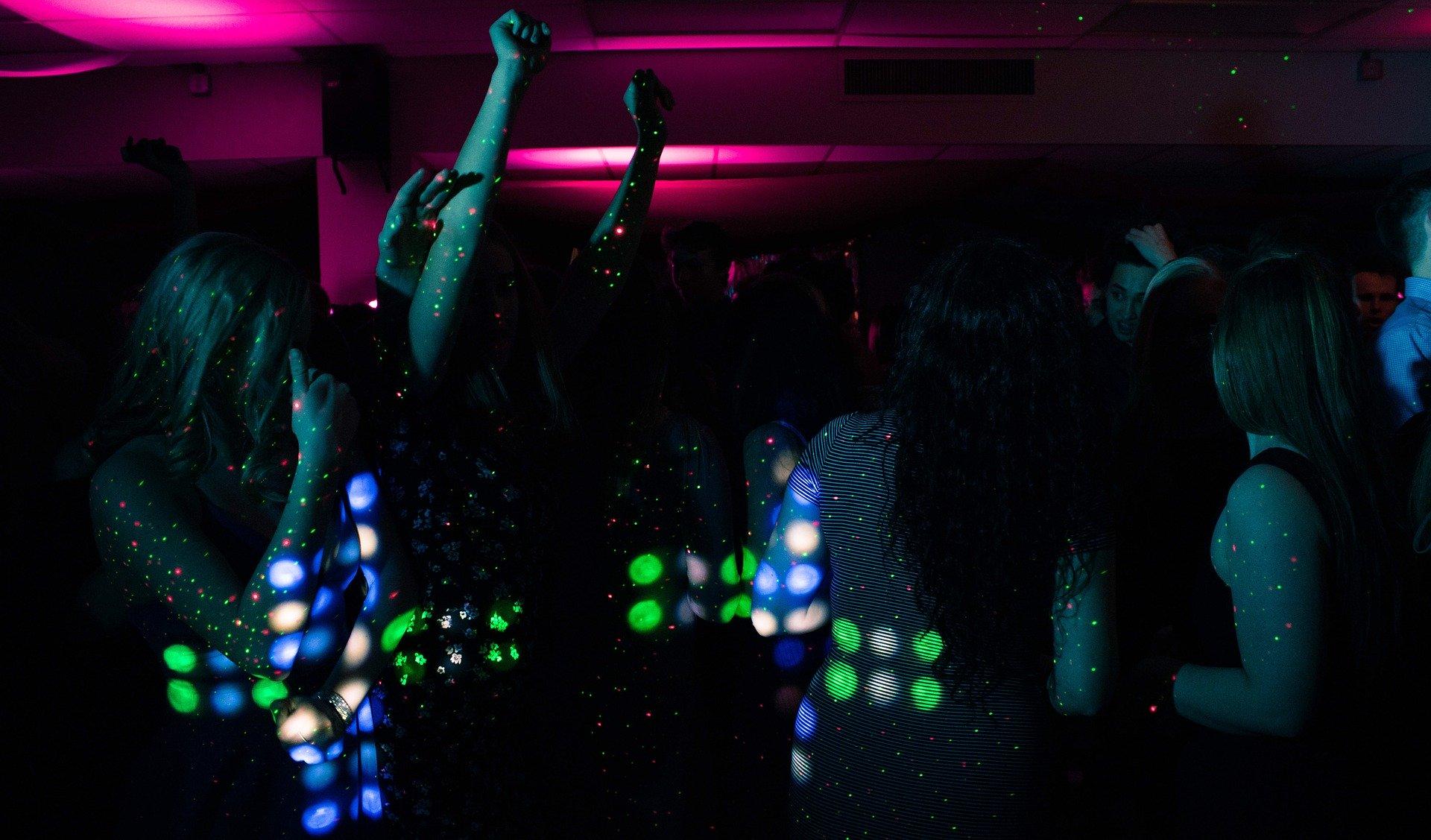 Varias personas bailan en una discoteca. Fuente: Pixabay.